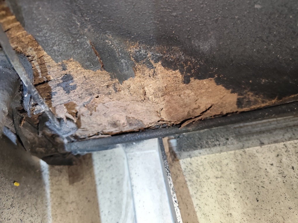 Plancher marqué par une infiltration